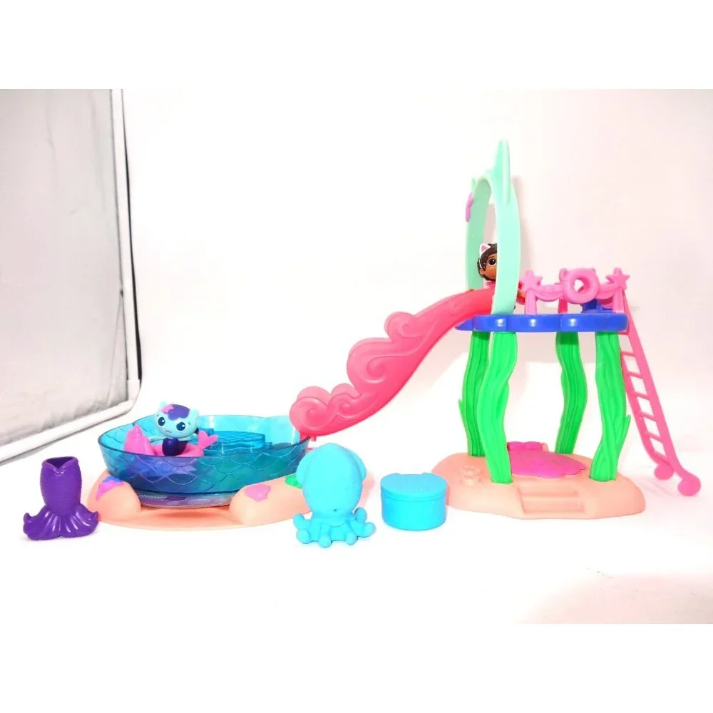 Gabby’s Dollhouse Purr-ific Pool Gabby's Dollhouse Cakey’s Fruit Smoothie Balcon